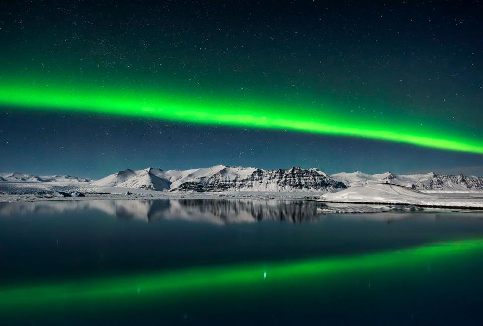 A fine line of Northern Lights photographed by Giles Rocholl in Iceland