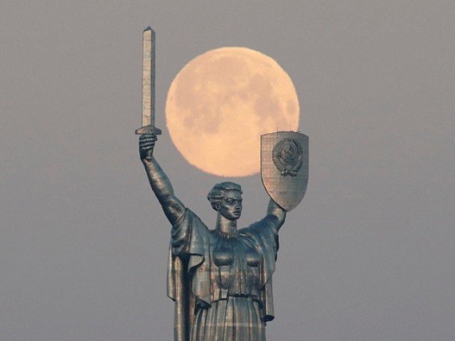 This picture, that was captured in central Kiev, Ukraine, shows the pink supermoon looking as magnificent as the monument in foreground. Photo by Reuters