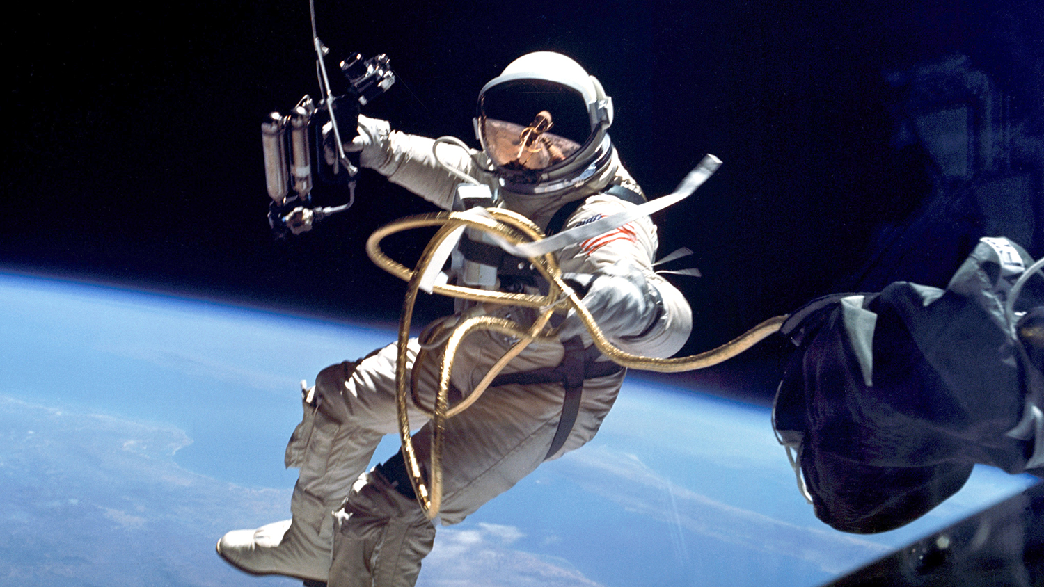 Death in space: The ethics of dealing with astronauts' bodies.