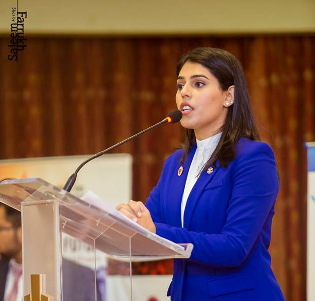 Sania giving a speech at Rotary & Rotaract Club of Karachi Kolachi. Image credits: Futuristic Learning