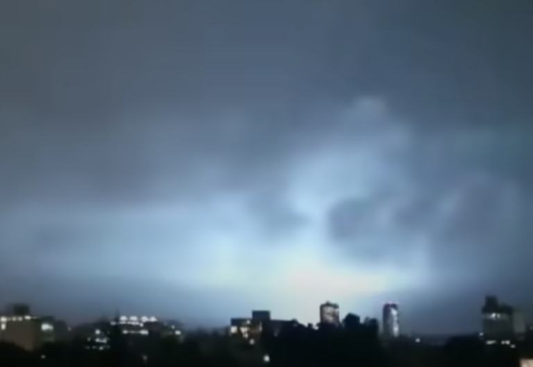 The Bizarre Lights Over Islamabad Before the Earthquake – Here’s What Experts Say!